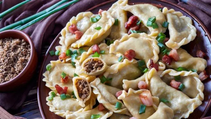 Zdjęcie Jak odgrzać pierogi w garnku bez ryzyka ich rozpadania
