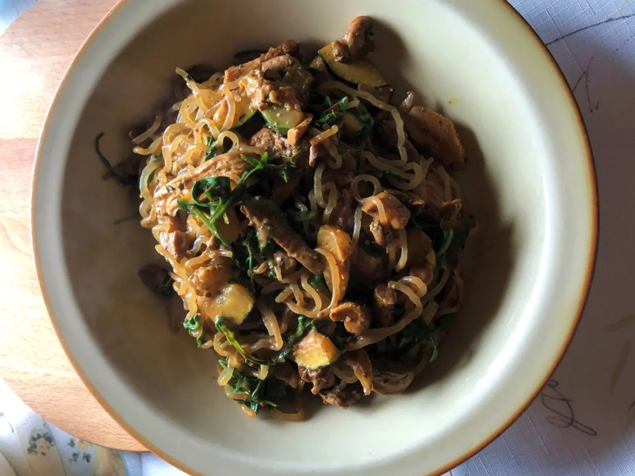 danie z makaronem konjac stir-fry