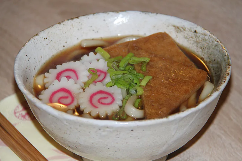 Kitsune Udon mit Aburaage und Fr&uuml;hlingszwiebeln