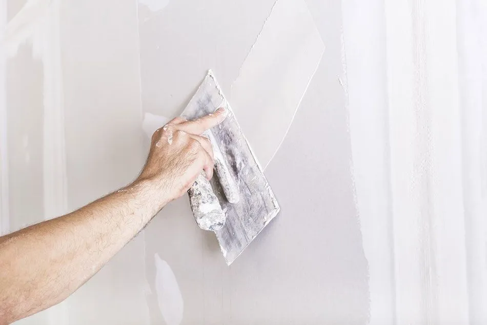 Ocena stanu starego tynku przed renowacją