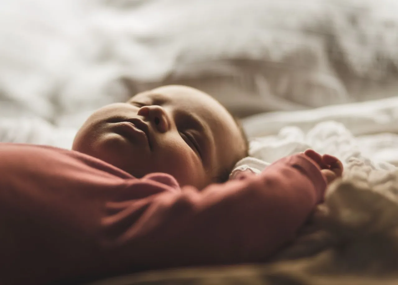 niemowlę śpi w śpiworku bezpieczny sen