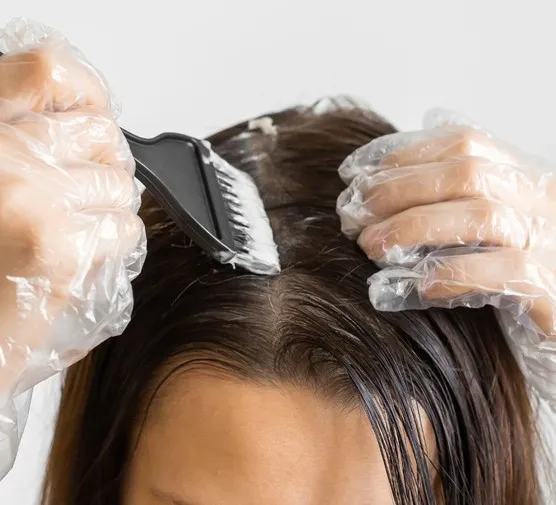 jak wykonać pr&oacute;bę pasma włos&oacute;w przed farbowaniem