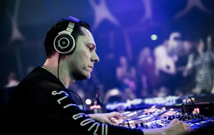 DJ w klubie grający na konsoli