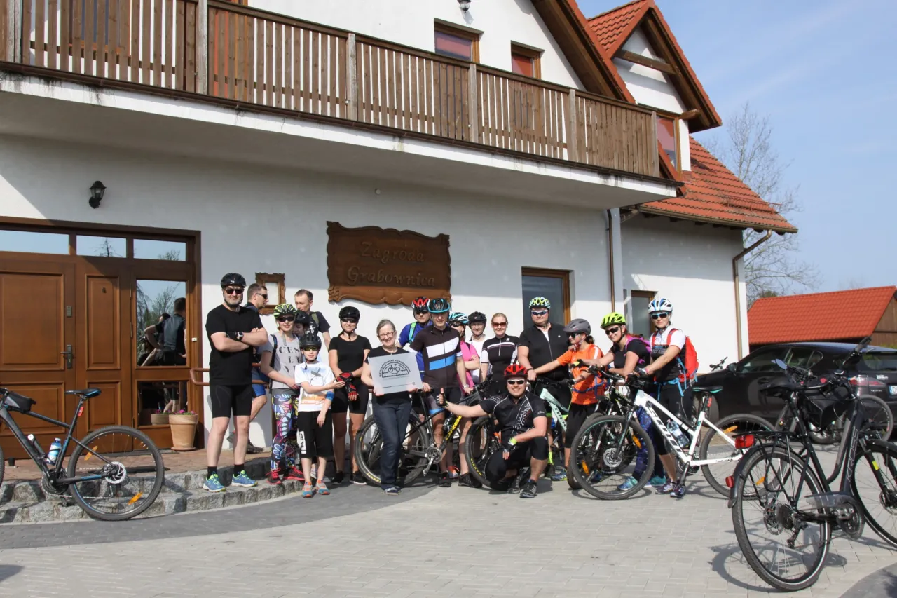 Rowerzyści na ścieżce rowerowej Dolina Baryczy