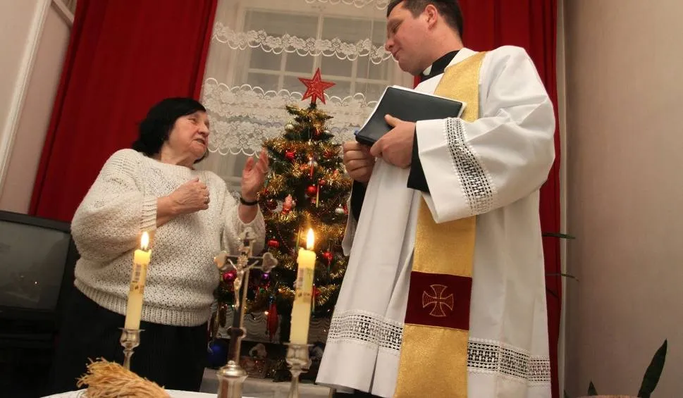 Para rozmawiająca z księdzem w kancelarii parafialnej