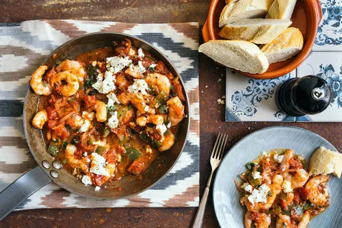 Ofen-Garnelen mit mediterranem Gem&uuml;se und Feta auf einem Backblech