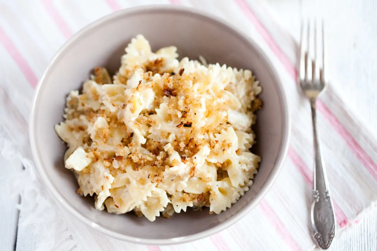 Pyszny makaron z kalafiorem w sosie śmietanowym, posypany chrupiącą panierką. Idealny na szybki obiad.