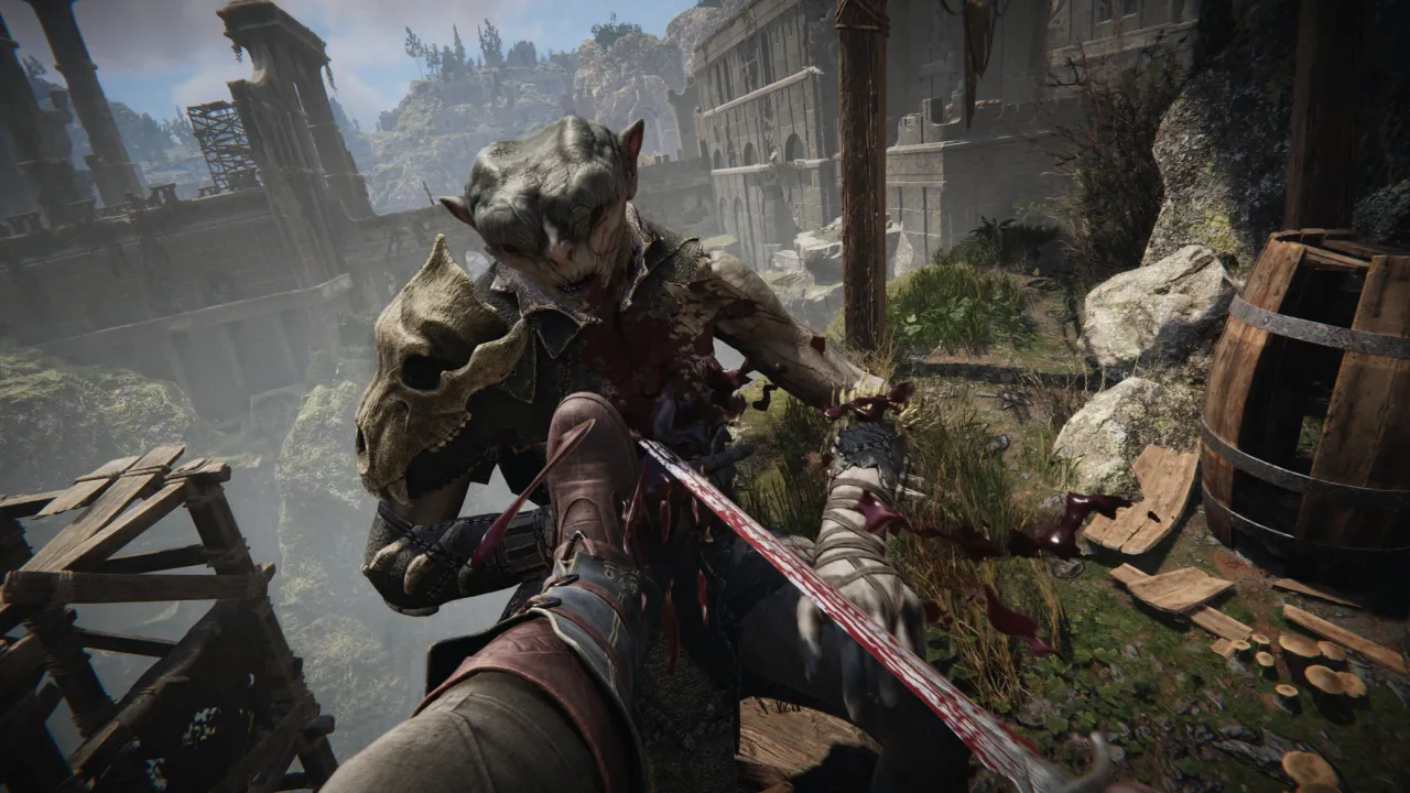 Krwawa walka z potworem w ruinach. Gracz w grze Dark Messiah of Might & Magic walczy z goblinopodobnym stworzeniem.