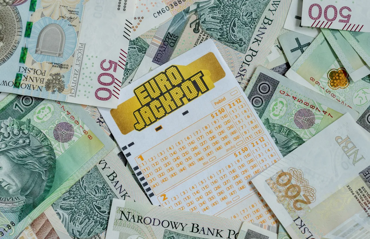 Kupon Eurojackpot i polskie banknoty. Czy wygraną w eurojackpot można odebrać w innym kraju? To pytanie nurtuje wielu graczy.
