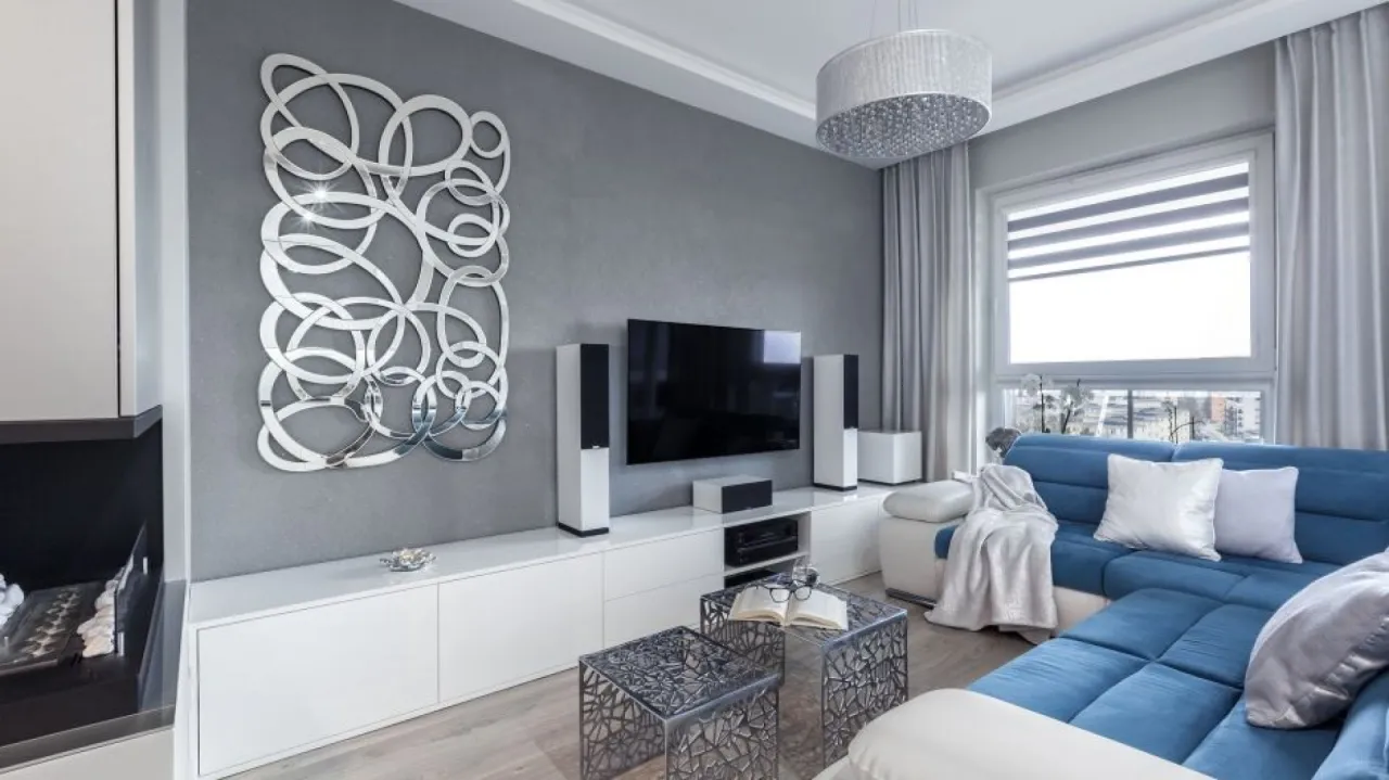 Inspiracje wnętrz z szarymi ścianami i różnymi kolorami dodatków