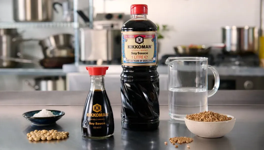 Różne rodzaje sosu sojowego na stole