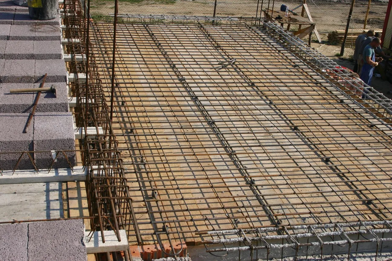 przekrój stropu żelbetowego zbrojenie rola stali i betonu