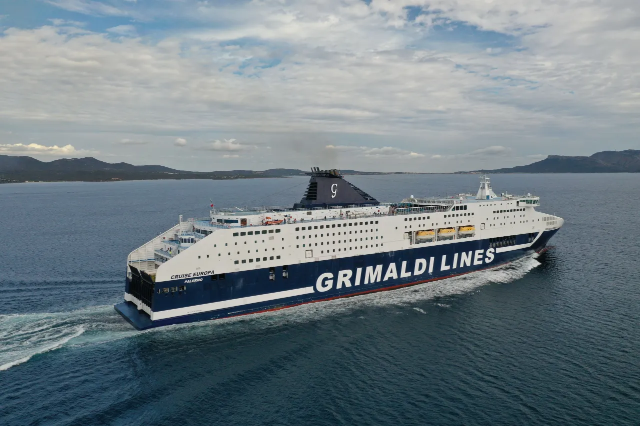 Ogromny prom Grimaldi Lines 