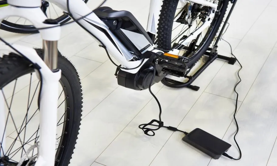 Zdjęcie Jak ładować baterię w rowerze elektrycznym, by uniknąć najczęstszych błędów?