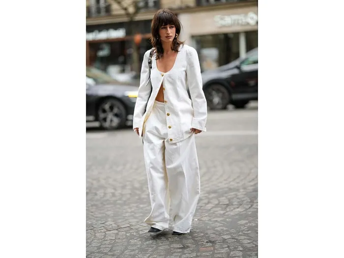 Stylizacje z białymi spodniami na co dzień do biura wieczorowe