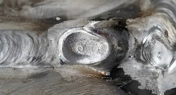 Przykłady wad spoiny: porowatość, brak wtopienia, przepalenie