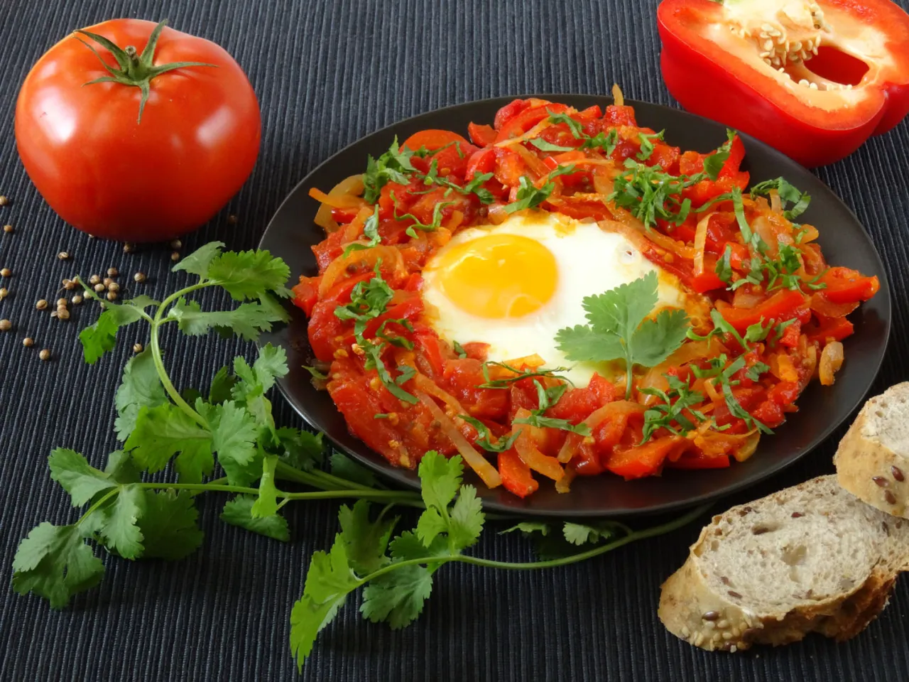 Szakszuka z papryką i kolendrą
