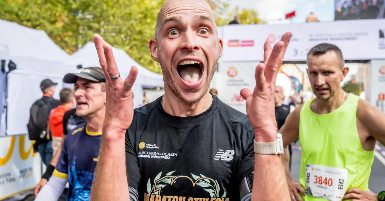 Szczęśliwy biegacz po ukończeniu maratonu. Czas biegu to indywidualna sprawa, ale radość jest uniwersalna!