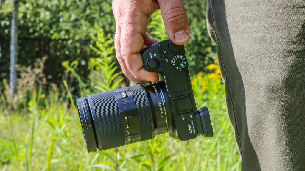 Lustrzanka cyfrowa na tle bezlusterkowca