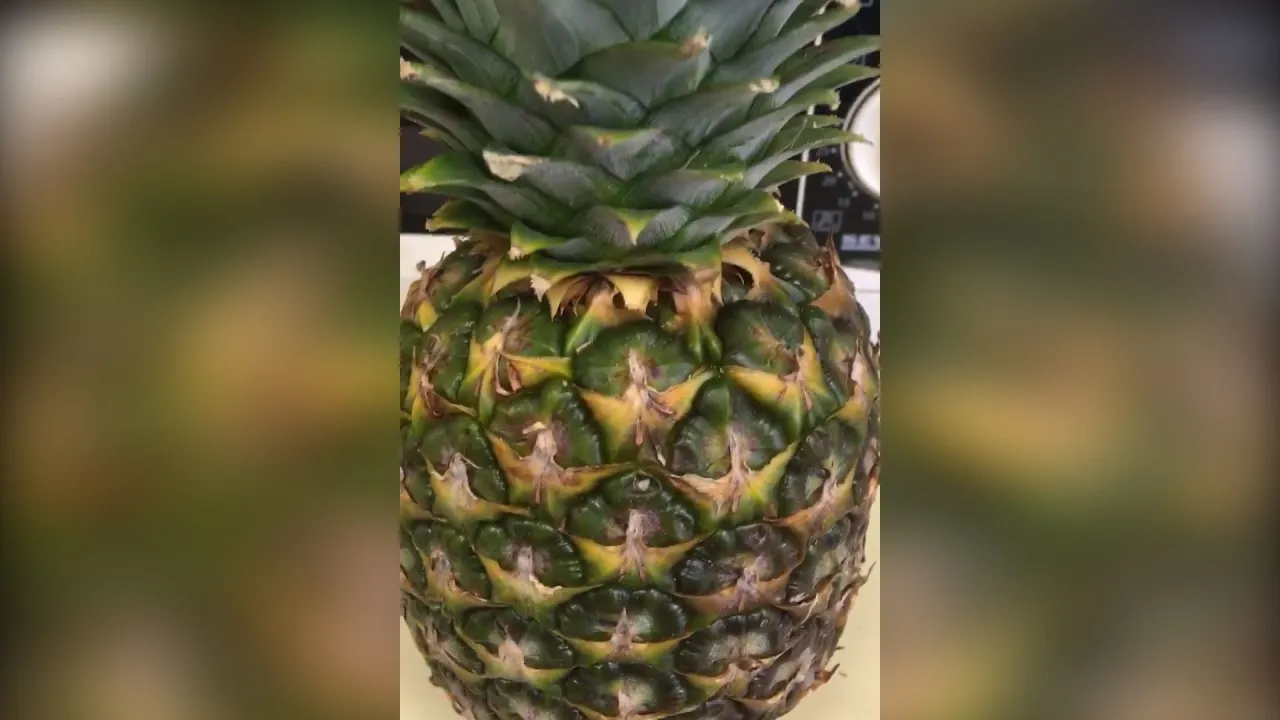 Ananas z przebitą skórką