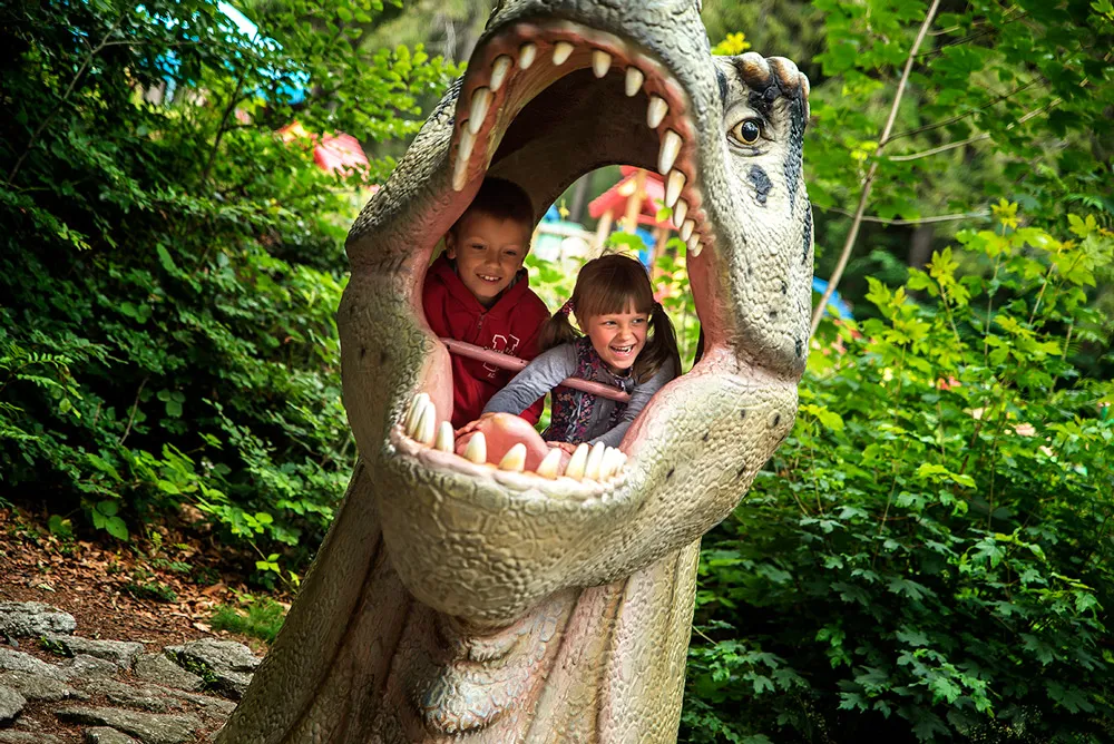 Dinopark Szklarska Poręba z rekonstrukcjami dinozaur&oacute;w