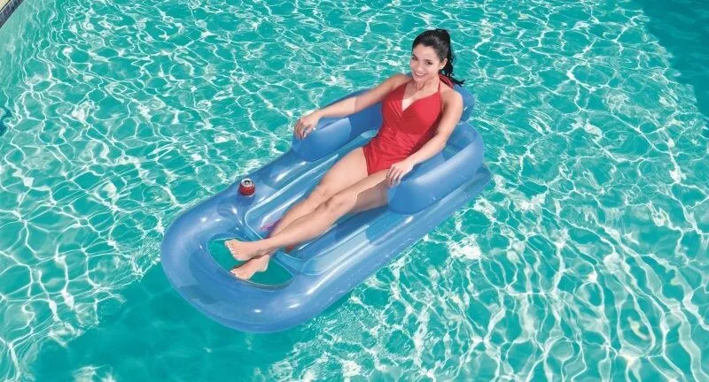 Różne typy materacy do pływania z oparciem