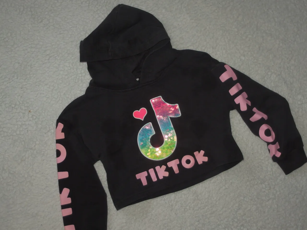 bluzy tiktok dla dziewczynek r&oacute;żne wzory