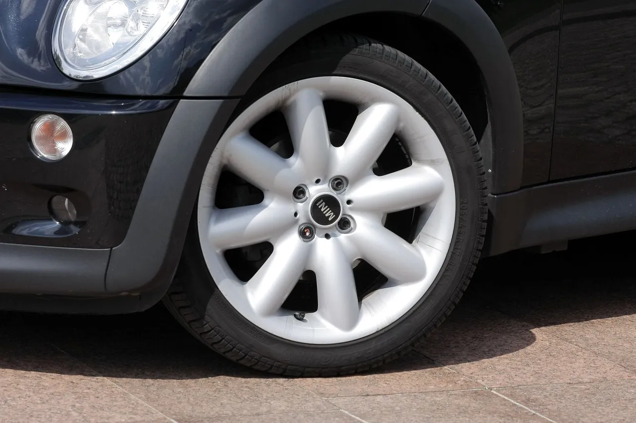 porównanie felgi stalowej i aluminiowej