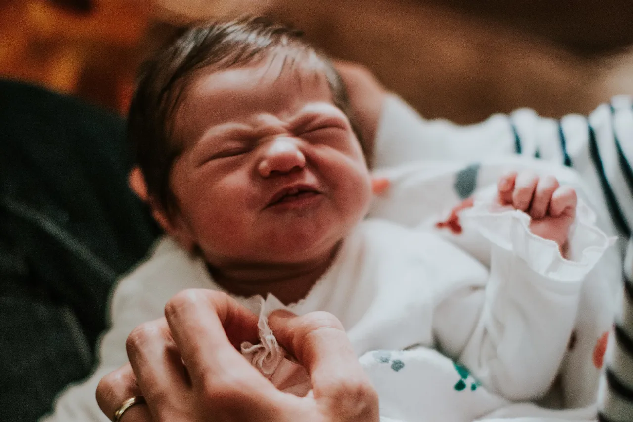 niemowlę pokazujące oznaki głodu