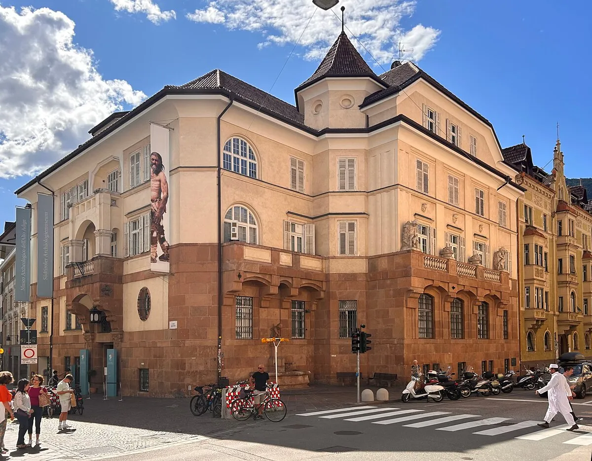 Südtiroler Archäologiemuseum Bozen außen