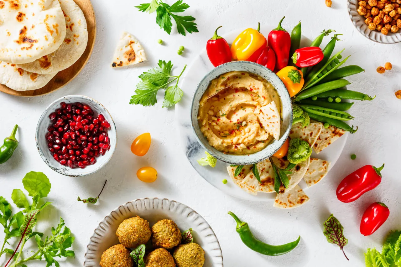 Zdrowe przepisy na 9 miesięcy: hummus, falafel, granat, warzywa i pieczywo. Idealna dieta w ciąży.