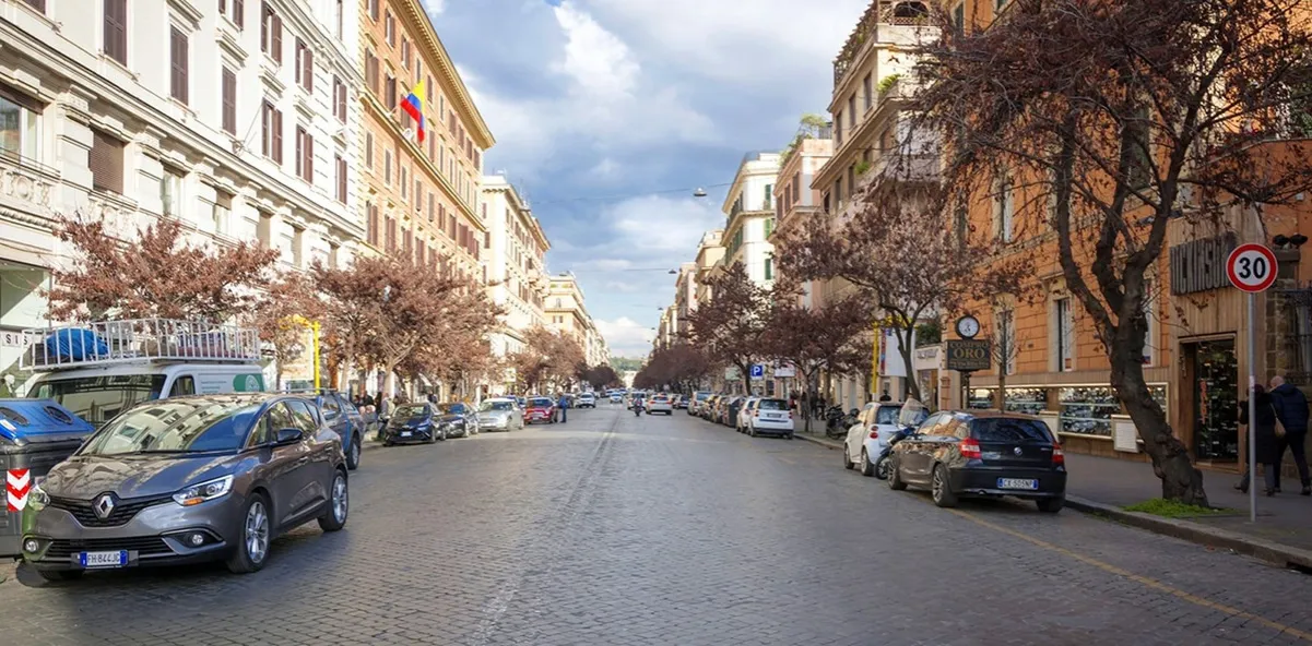 Elegancka ulica w dzielnicy Prati Rzym