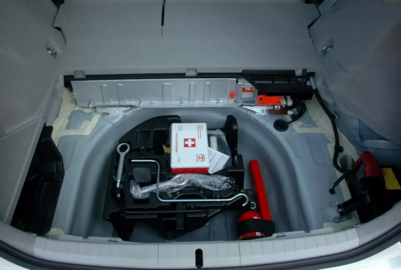 Lokalizacja akumulatora 12V Toyota Prius bagażnik