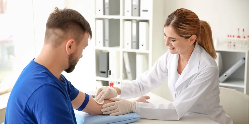 lekarz rozmawia z pacjentem o wynikach badań wątroby