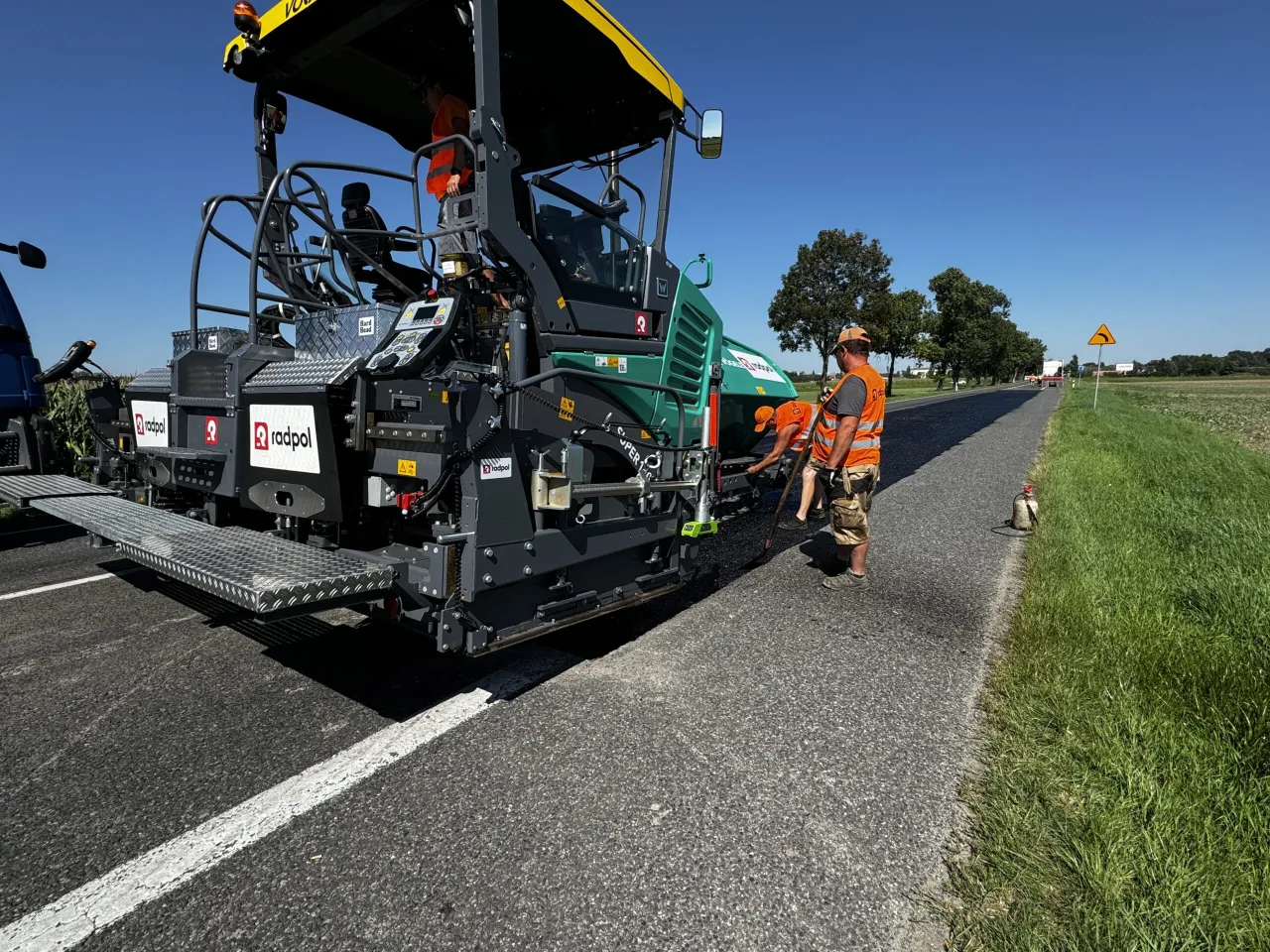 Układanie asfaltu na gorąco maszyny
