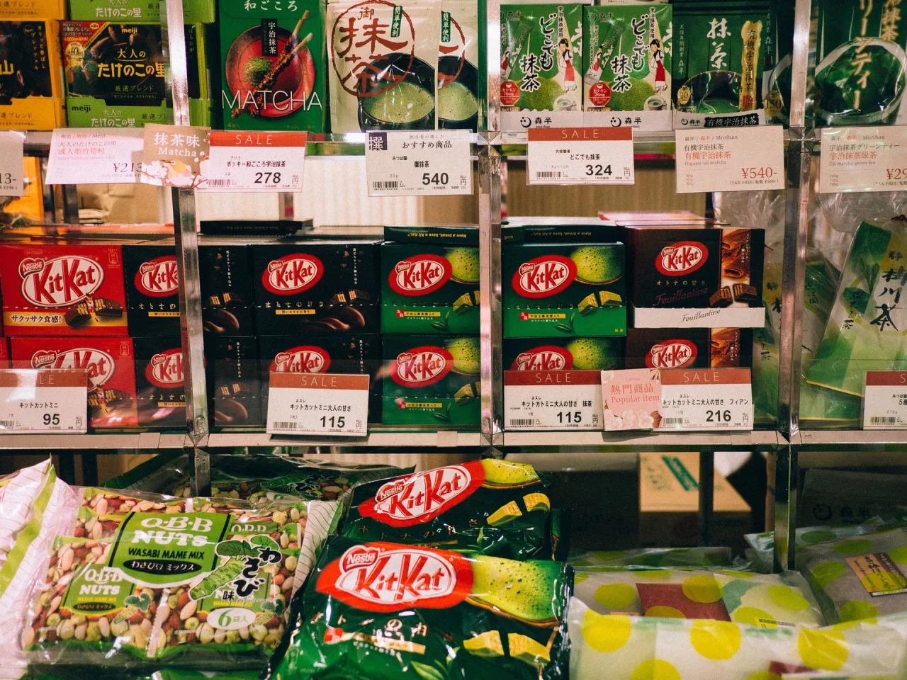 Kit Kat Matcha Otona no Amasa Rich Matcha porównanie