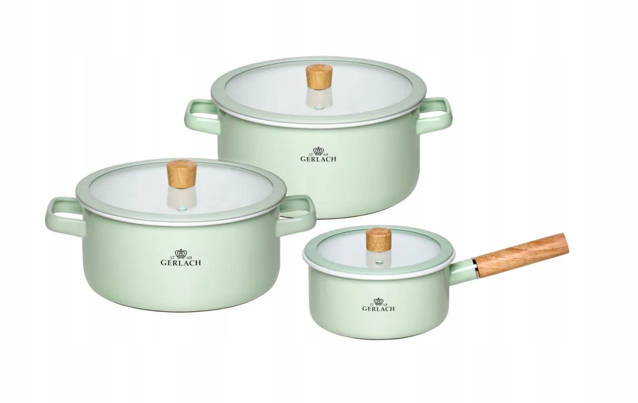 Zestaw miętowych garnków emaliowanych Gerlach z drewnianymi uchwytami i szklanymi pokrywkami. Emalia co to? To trwałe i zdrowe naczynia.