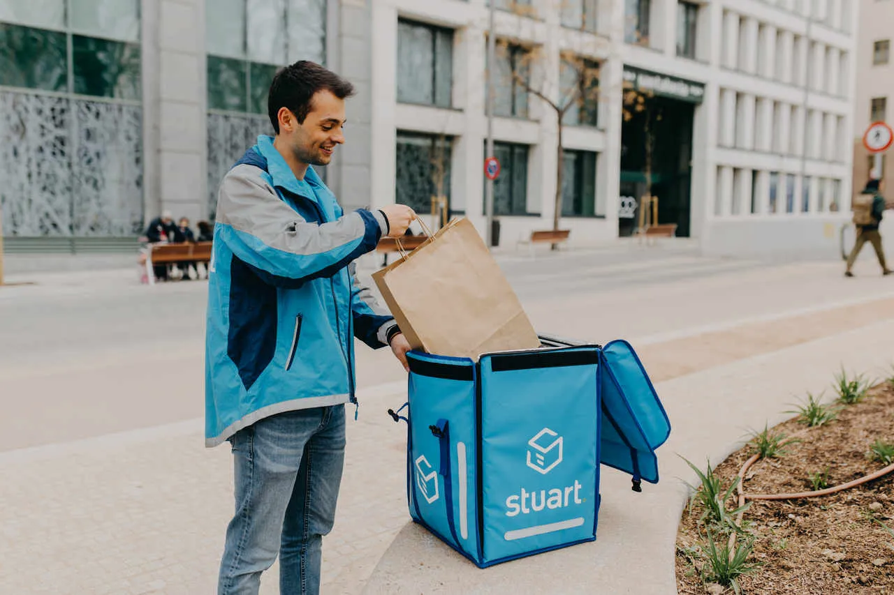 dostawa jedzenia do hotelu kurier