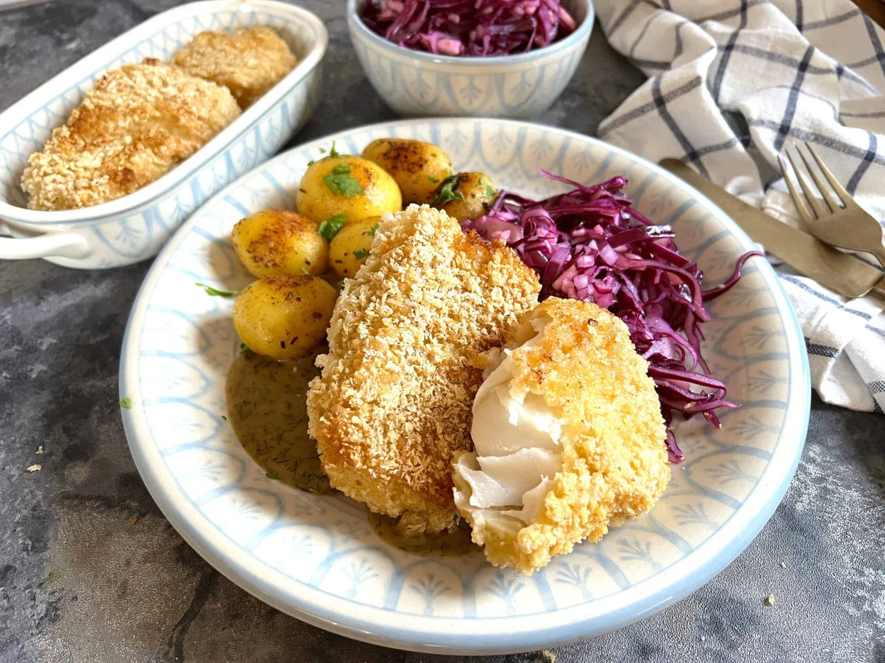 Chrupiąca ryba w panko z ziemniaczkami i czerwoną kapustą.