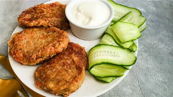 Wegańskie kotlety smażone na patelni