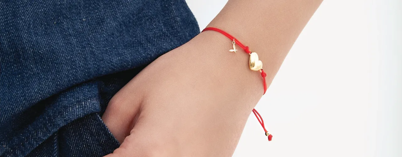 czerwona bransoletka na nadgarstku