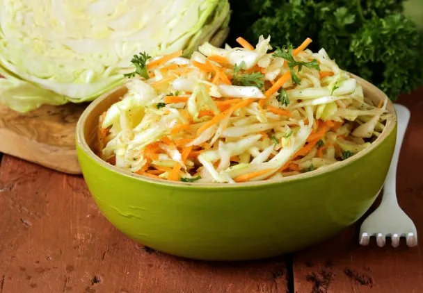 surówka z białej kapusty jak z restauracji