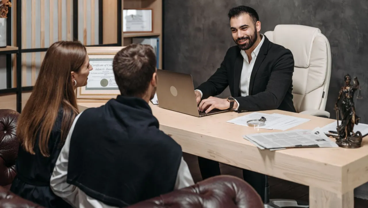 Prawnik analizujący dokumenty, kalkulator na biurku