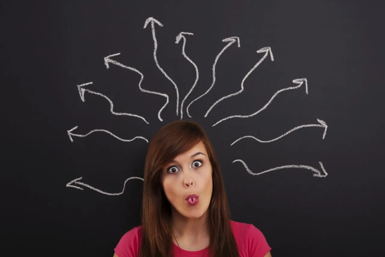 Osoba pisząca w dzienniku, z chmurkami myśli wok&oacute;ł głowy