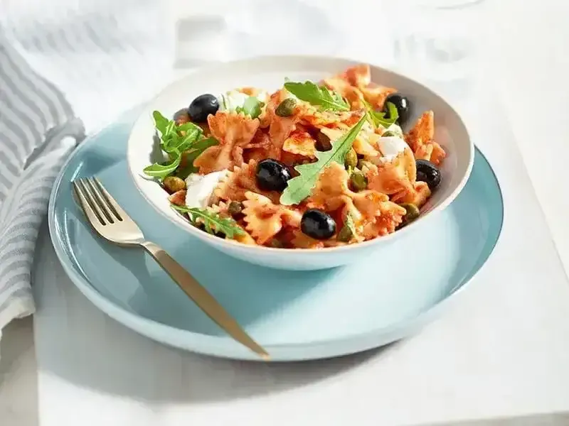 Sałatka z pesto rosso i warzywami