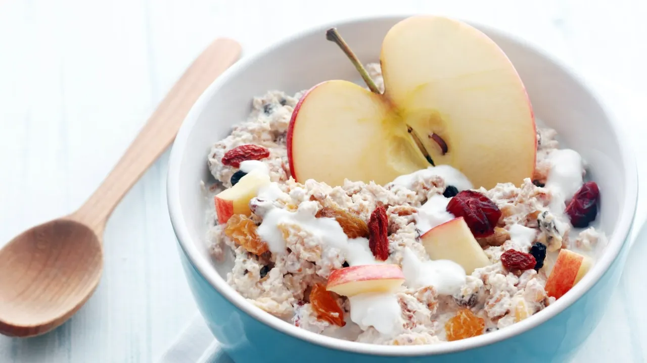 Płatki owsiane z jabłkiem i owocami leśnymi, polane jogurtem. Czy płatki owsiane są dietetyczne? Tak, to zdrowy wyb&oacute;r!