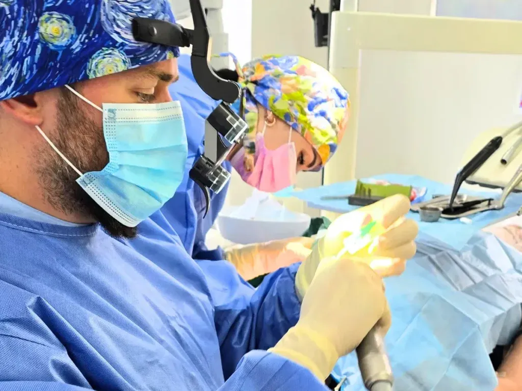 chirurg stomatologiczny, ortodonta przy pracy, implanty stomatologiczne