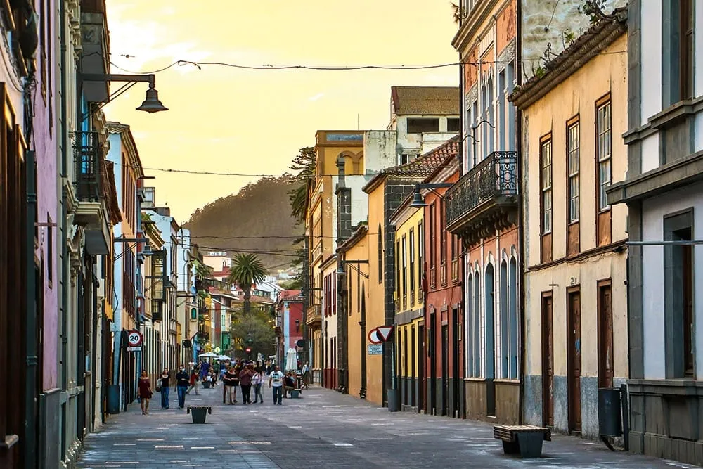 Calles de tapeo en San Cristóbal de La Laguna, ambiente nocturno