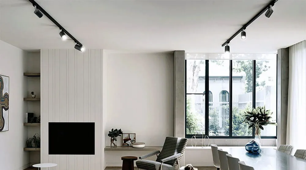 salon z systemem szynowym