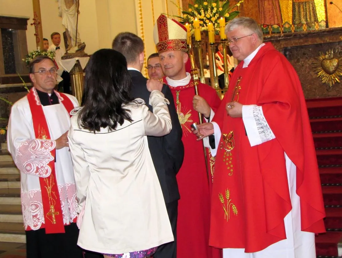 grupa dorosłych przygotowujących się do bierzmowania